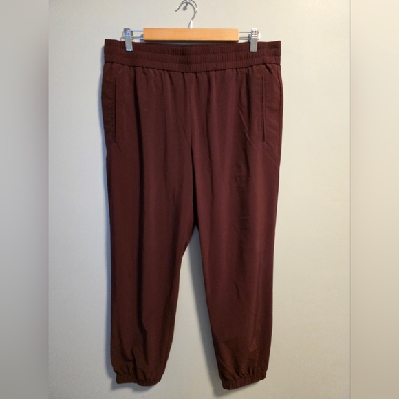 Banana Republic Airs Stretch Burgundy Joggers - Picture 2 of 6